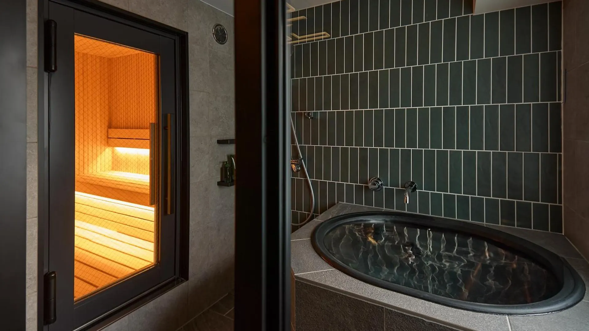 Base Layer Hotel Nagoya Nishiki 3*,