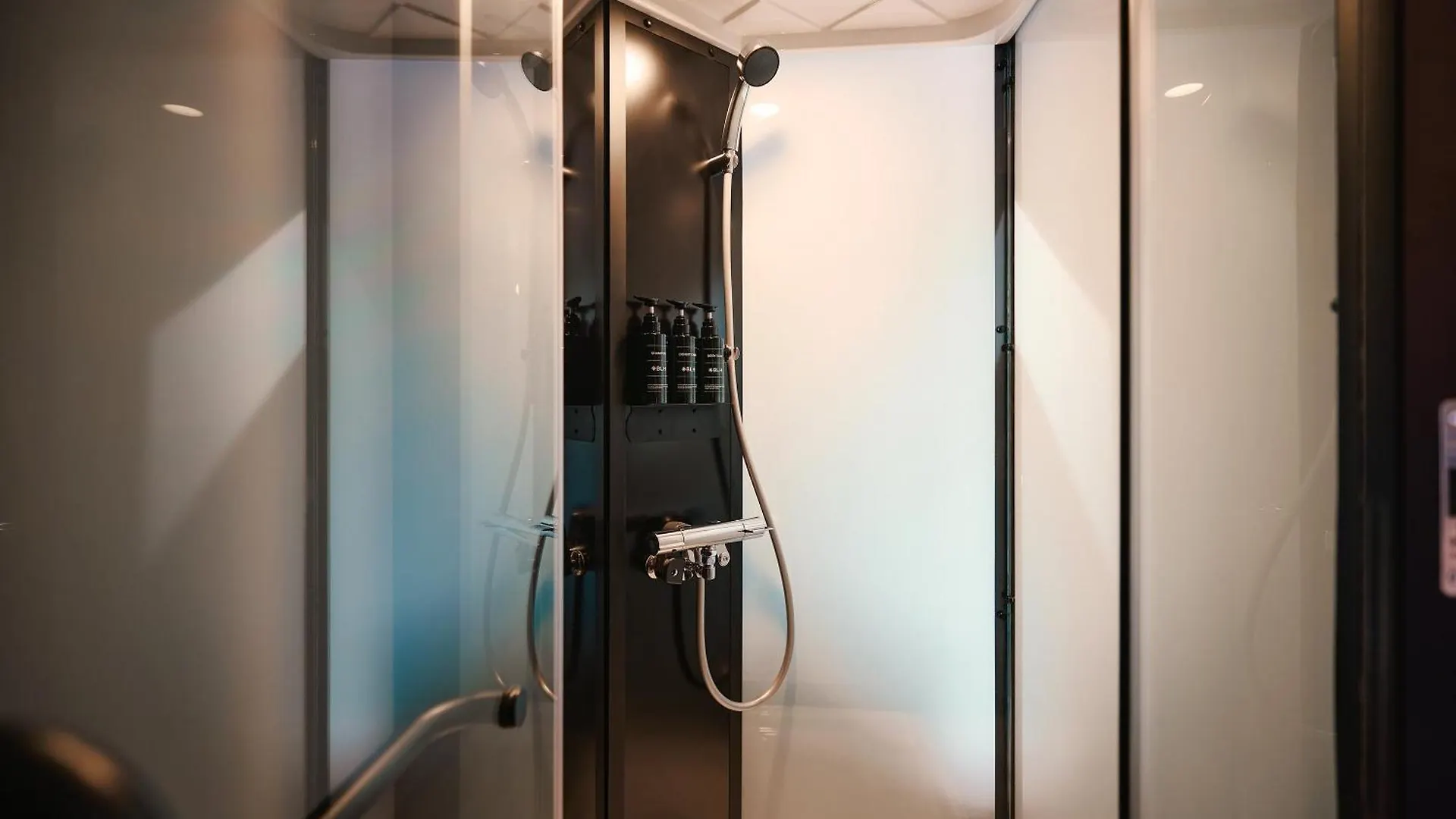 Base Layer Hotel Nagoya Nishiki اليابان