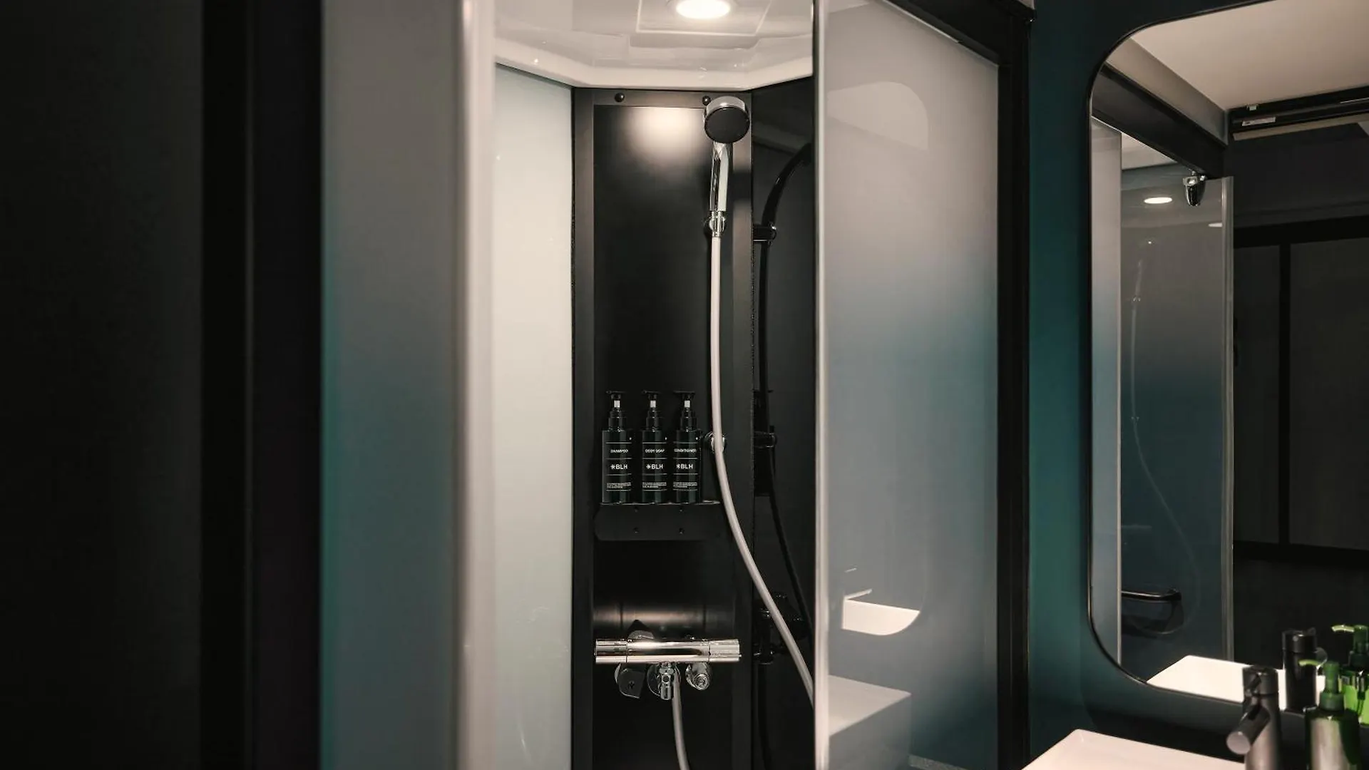 Base Layer Hotel Nagoya Nishiki اليابان